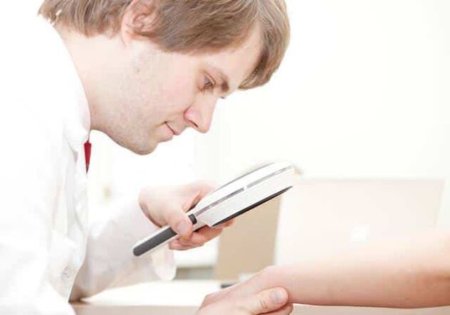 Diagnóstico de psoriasis por un dermatólogo.