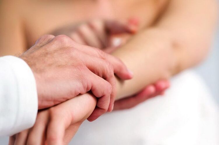 Dermatólogo examinando a un paciente con psoriasis